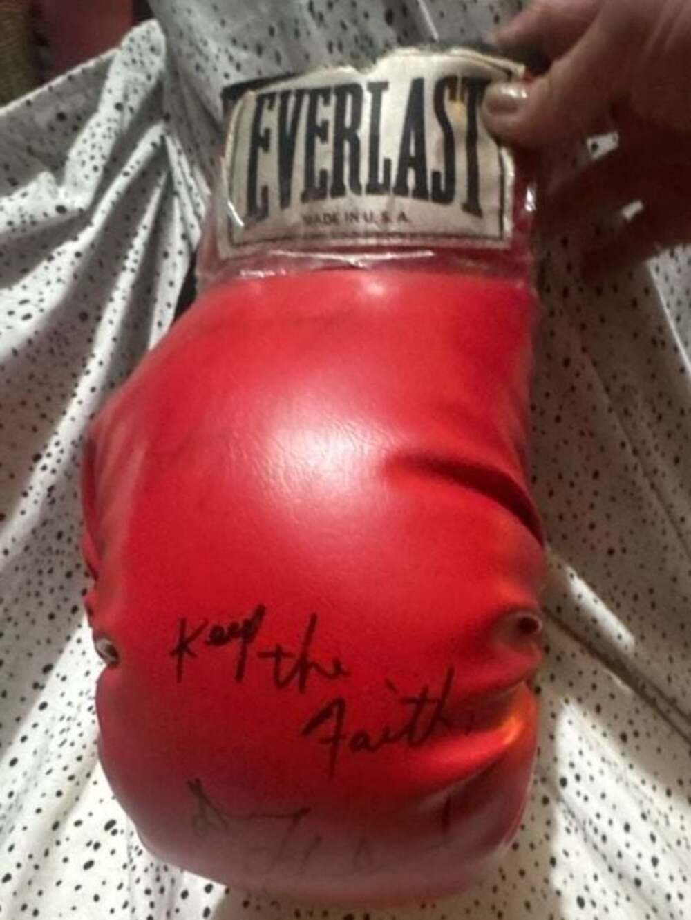 Bobby Czyz Everlast Boxing Glove Autographed with 'Keep the Faith' Inscription